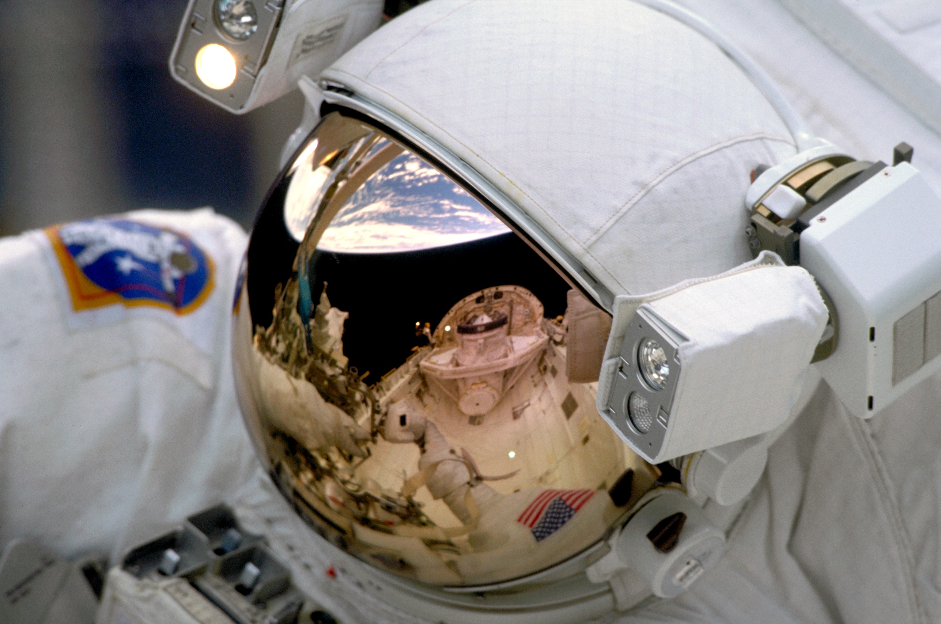 Read more about the article NASA’s Ageing EMU Spacesuit & Problems With Future Plans